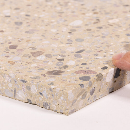 Recyclingterrazzo (Rheinkiesel)